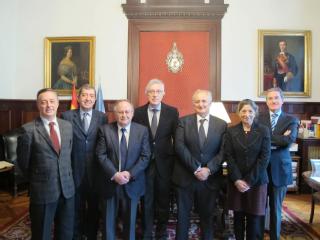 José Luis Seoane, tercero por la derecha